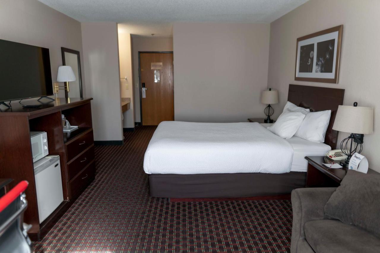 Ramada By Wyndham Tell City Экстерьер фото