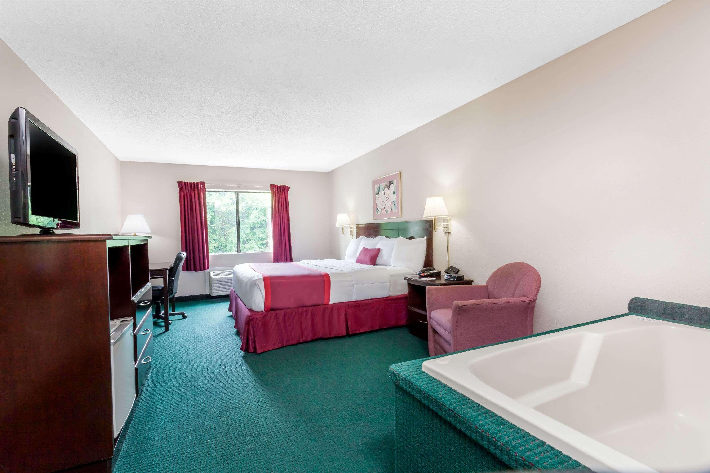 Ramada By Wyndham Tell City Экстерьер фото