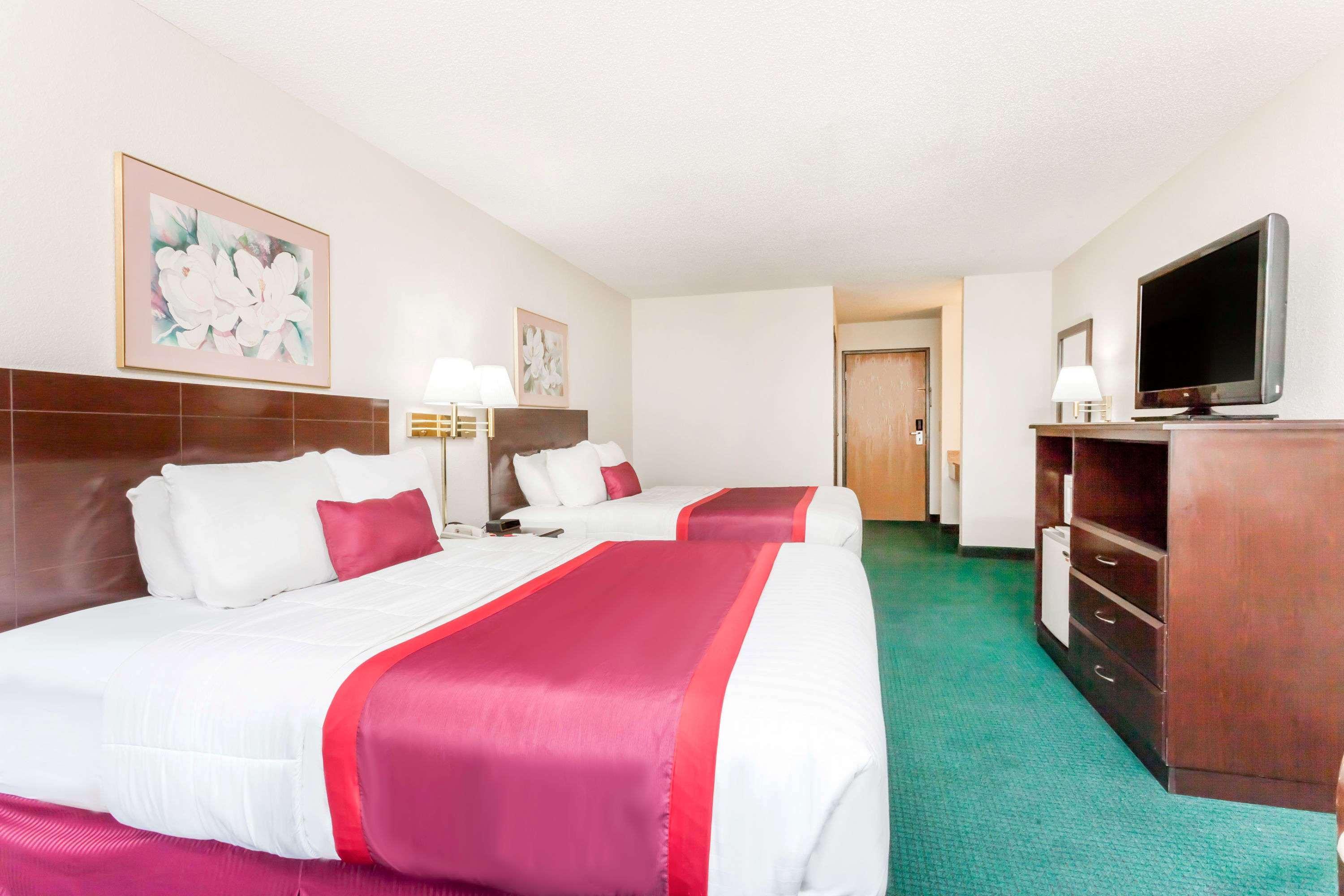 Ramada By Wyndham Tell City Экстерьер фото