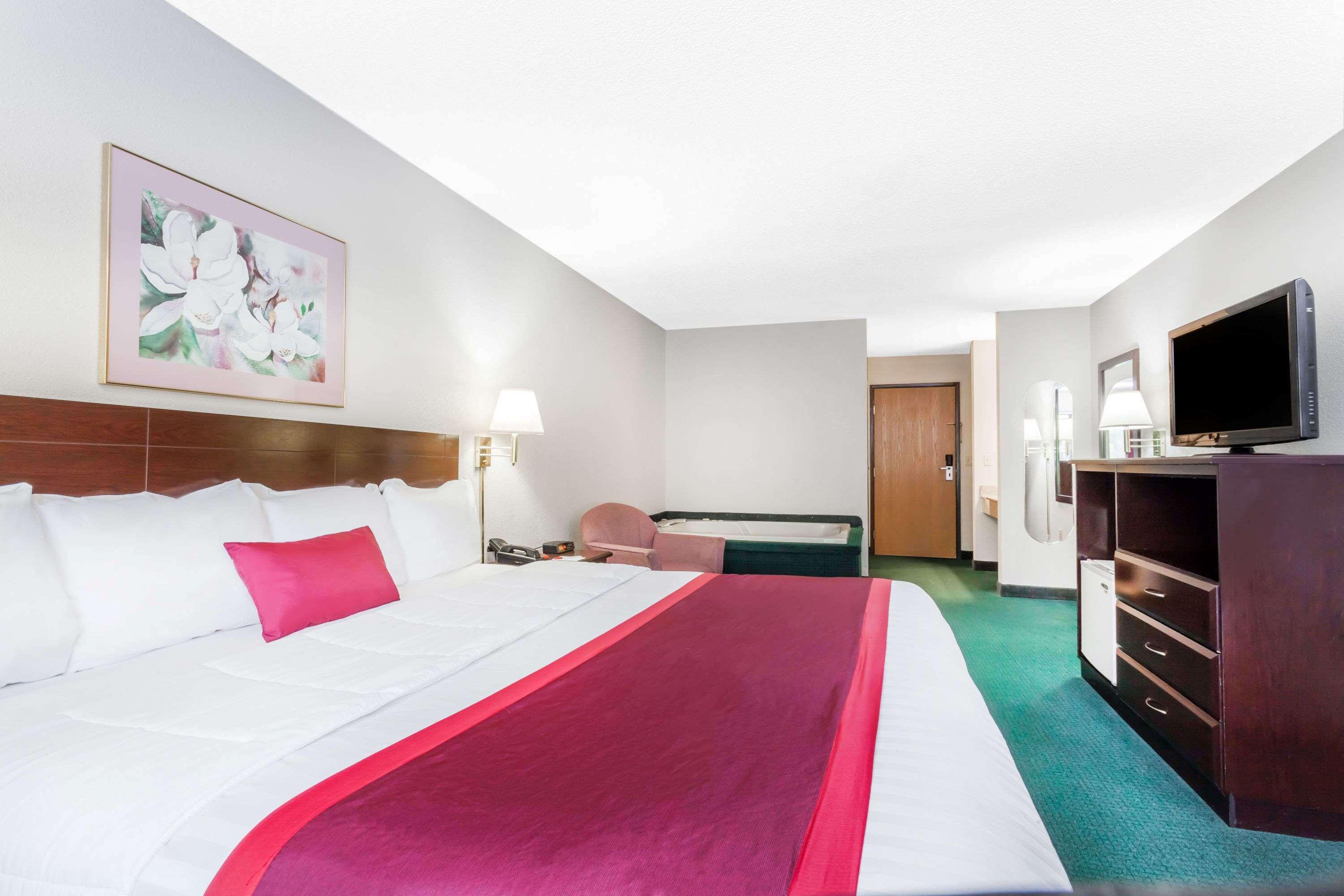 Ramada By Wyndham Tell City Экстерьер фото