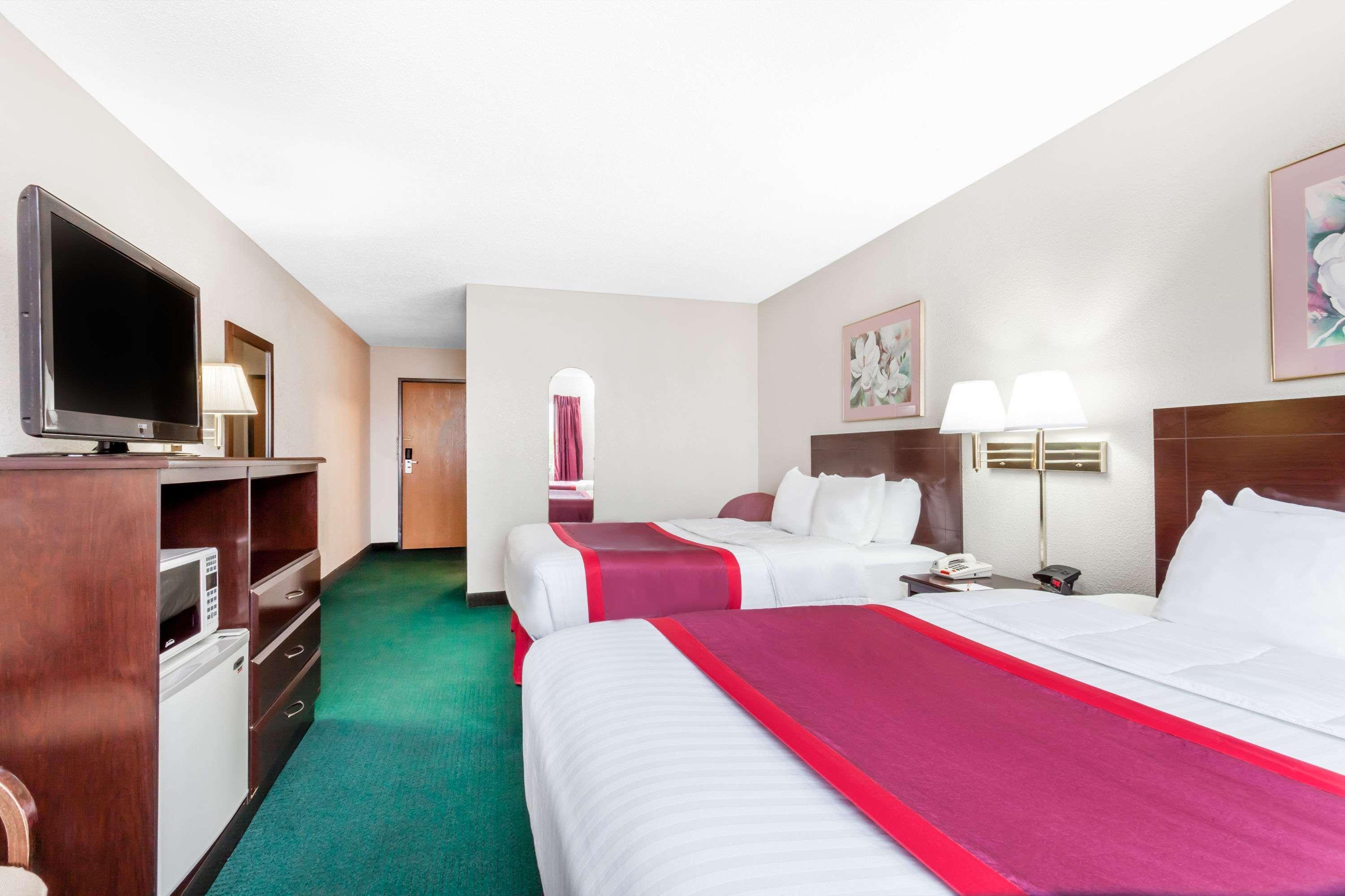 Ramada By Wyndham Tell City Экстерьер фото