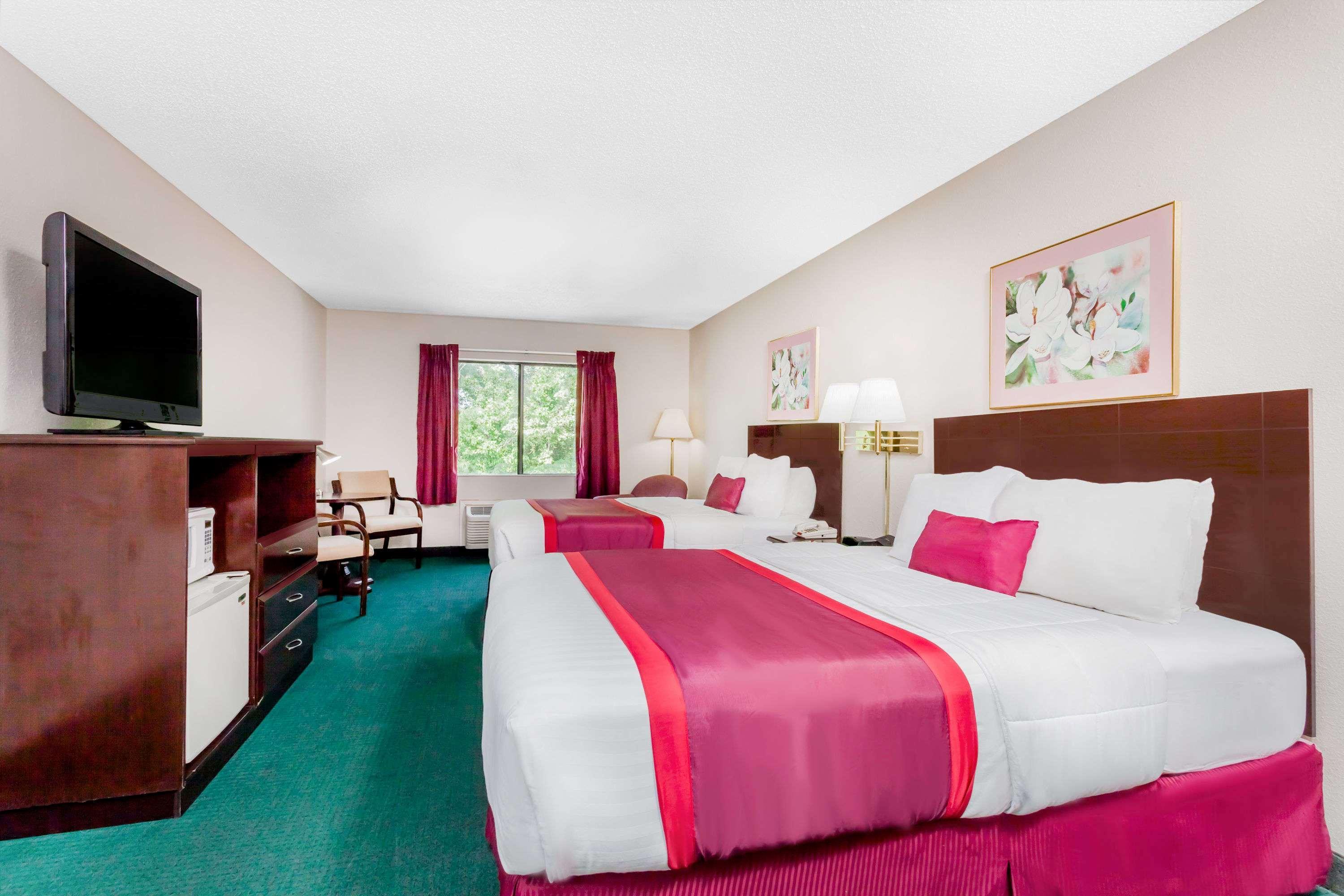 Ramada By Wyndham Tell City Экстерьер фото