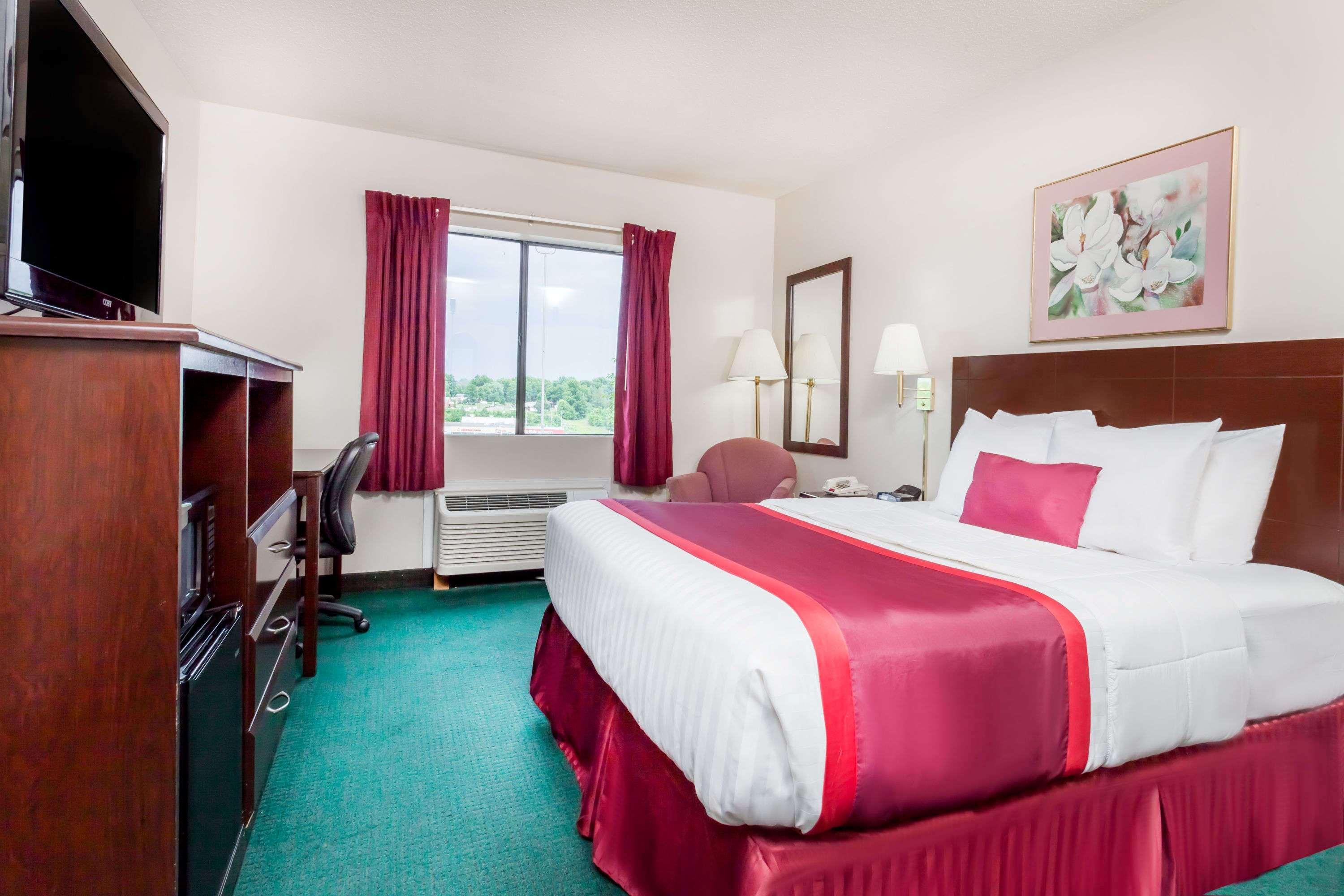 Ramada By Wyndham Tell City Экстерьер фото